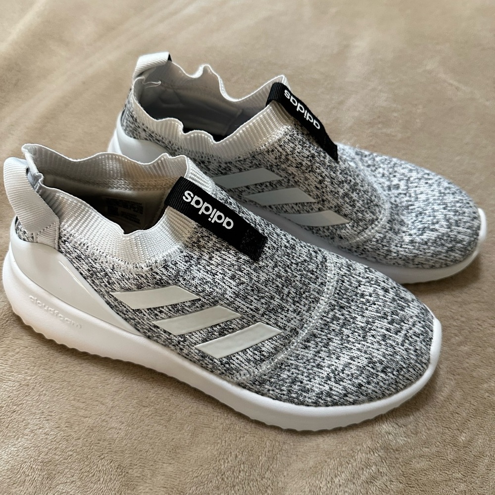 Women’s 6.5 Adidas cloudfoam shoes